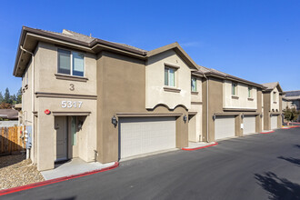 Maroa Court Apartments in Fresno, CA - Building Photo - Building Photo