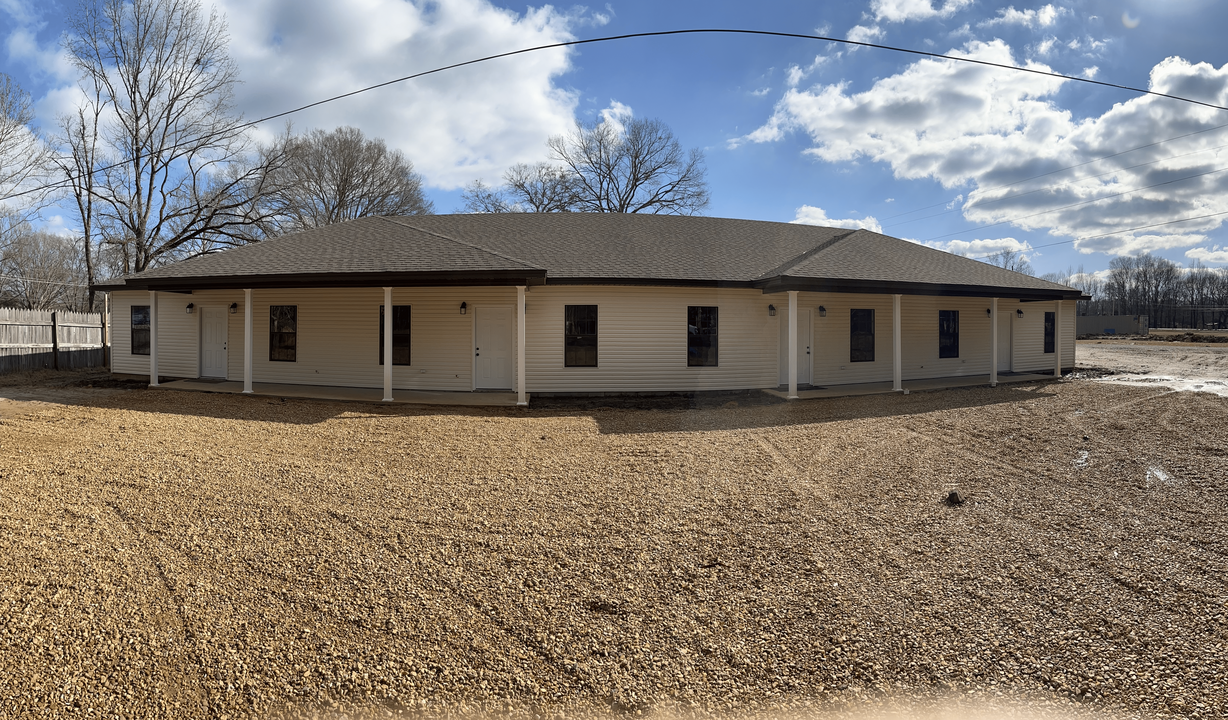 64 Skating Rink Cir in Grenada, MS - Building Photo