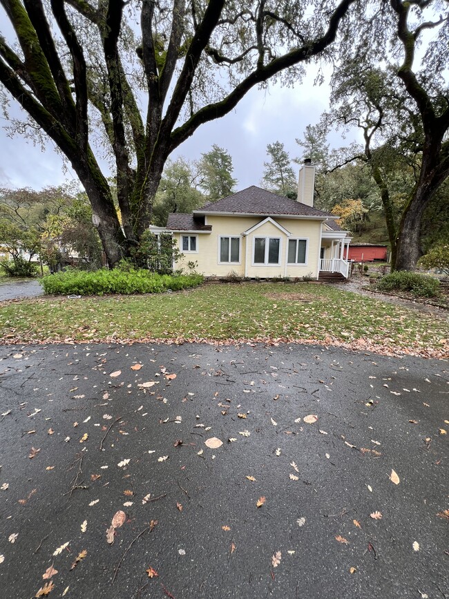 6489 Dry Creek Rd in Healdsburg, CA - Foto de edificio - Building Photo