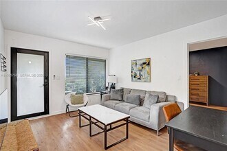 754 NE 40th St, Unit 1 in Oakland Park, FL - Foto de edificio - Building Photo