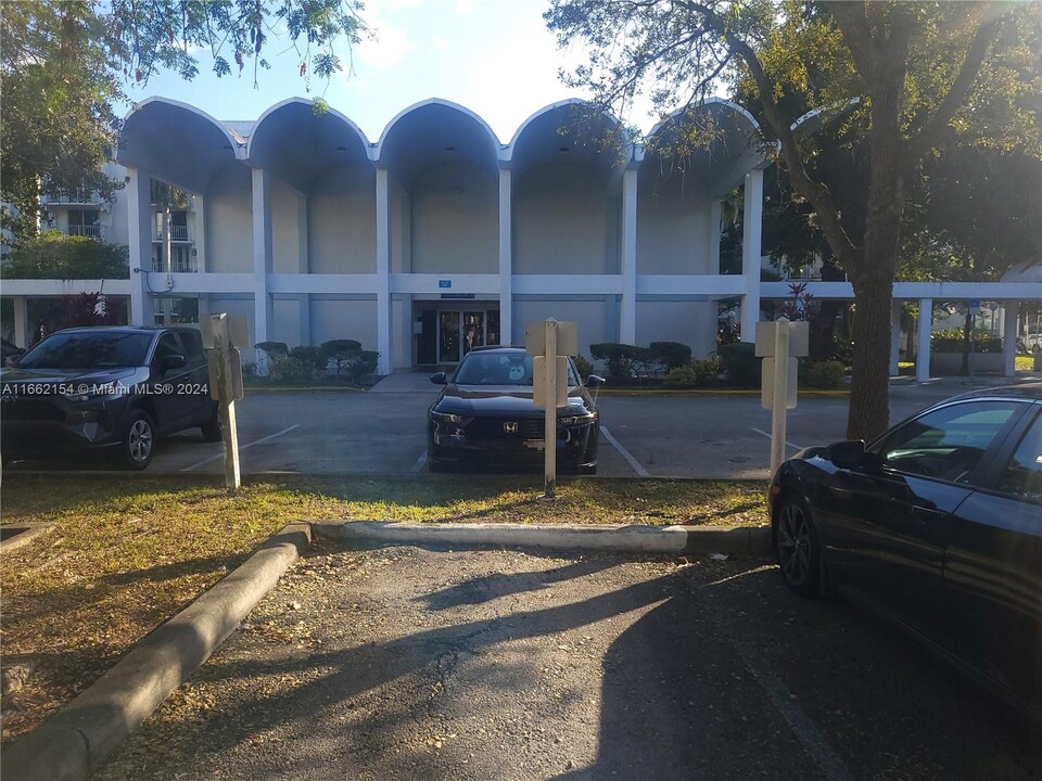 486 NW 165th St in Miami, FL - Building Photo