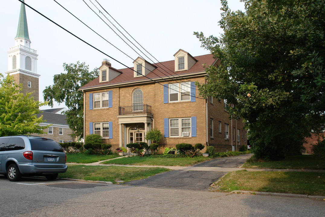 Chestnut Manor Apartments in Lansing, MI - Building Photo