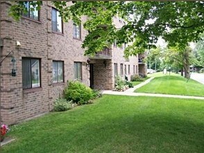 Wellington Court in Fergus, ON - Building Photo - Building Photo