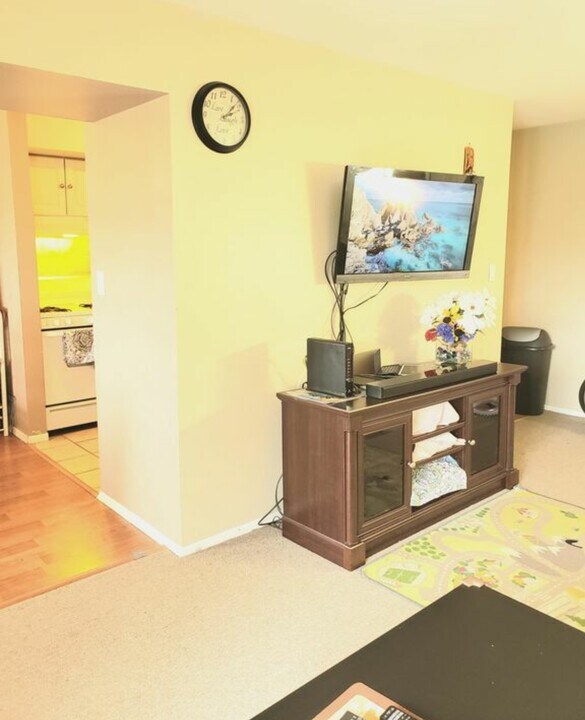 114 Keystone Ct, Unit B in Woodbridge, NJ - Building Photo