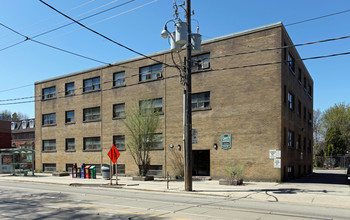 1550 Queen St E in Toronto, ON - Building Photo - Building Photo