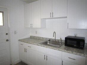 2039 Taylor St in Hollywood, FL - Building Photo - Building Photo