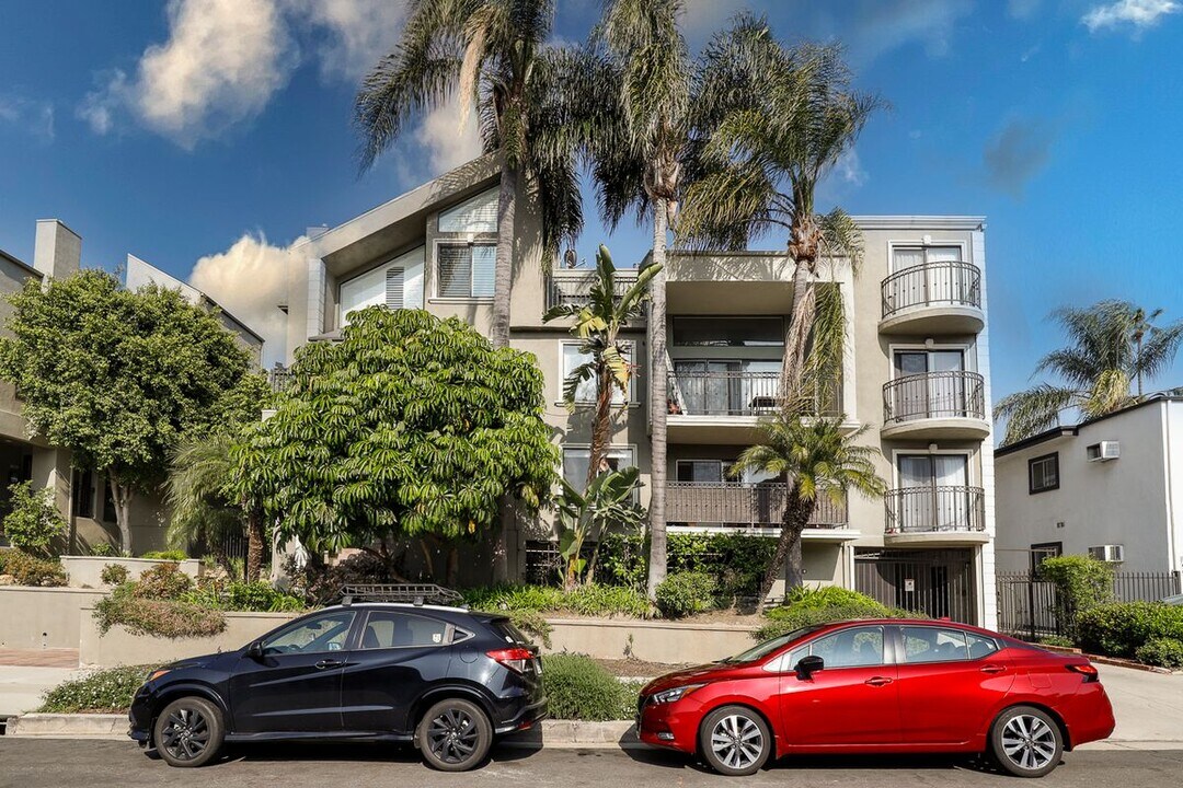 4528 Colbath Ave in Los Angeles, CA - Foto de edificio