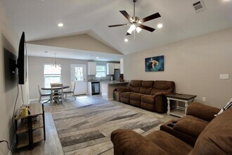 102 Windsor Dr in Crestview, FL - Foto de edificio - Building Photo