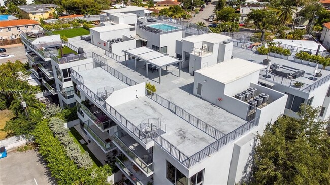 545 SW 11th St, Unit 308 in Miami, FL - Building Photo - Building Photo