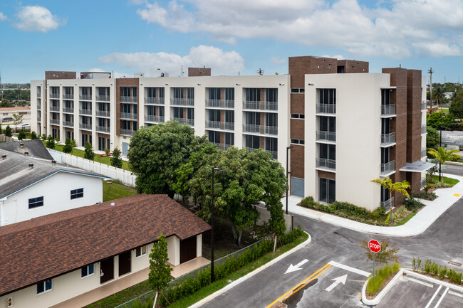 HHA Seminola in Hialeah, FL - Foto de edificio - Building Photo