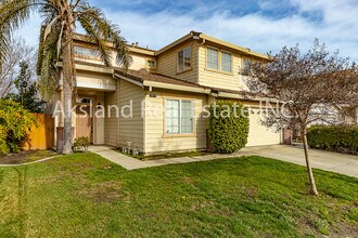 813 Boulder Ave in Lathrop, CA - Building Photo - Building Photo