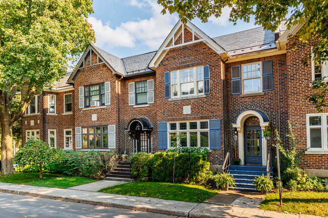 8 Parkman Pl in Westmount, QC - Building Photo - Building Photo
