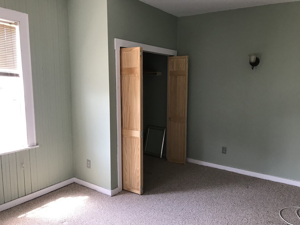 694 Main St in Plymouth, CT - Building Photo