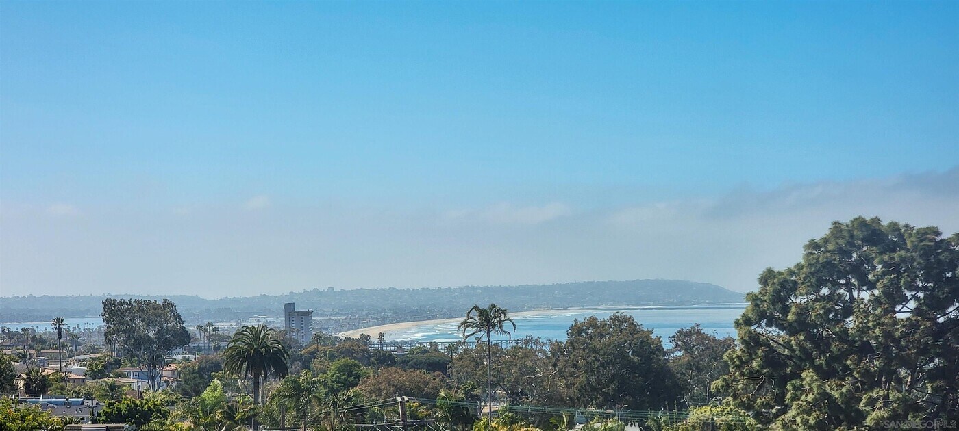 5643 Linda Rosa Ave in San Diego, CA - Building Photo