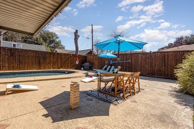 2404 Crestview Cir in Irving, TX - Foto de edificio - Building Photo