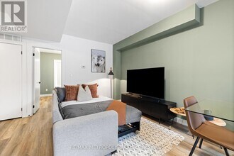 447 Lansdowne Ave in Toronto, ON - Building Photo - Building Photo
