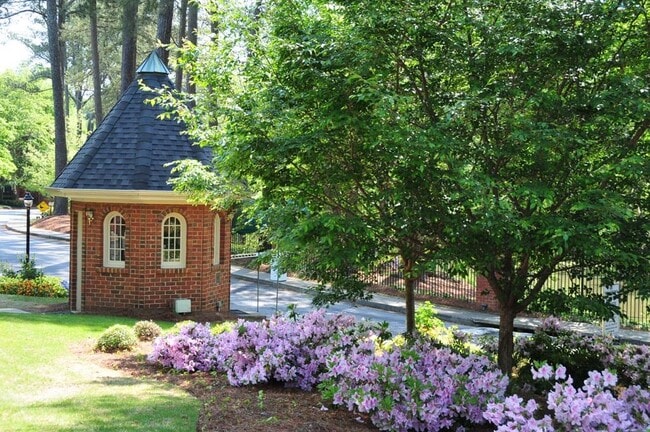 25316 Plantation Dr NE in Atlanta, GA - Building Photo - Building Photo