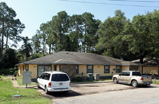 470 Crow Rd in Pensacola, FL - Building Photo