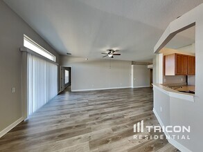 945 Ridge Haven Dr in Brandon, FL - Foto de edificio - Building Photo