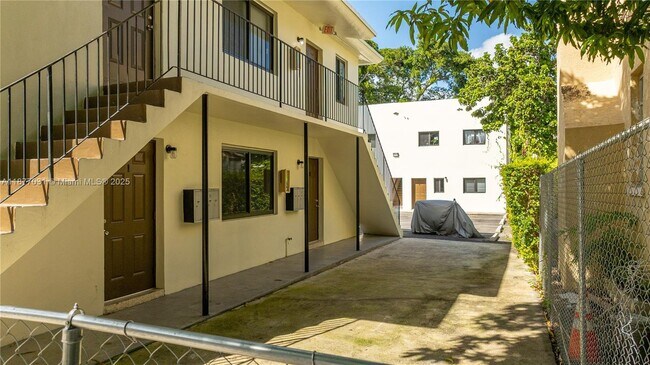 1035 SW 4th St in Miami, FL - Building Photo - Building Photo