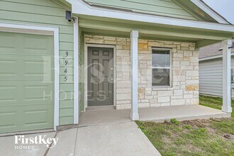 3945 Far Horizon in Seguin, TX - Foto de edificio - Building Photo