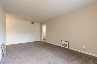 Barcelona in Carmichael, CA - Foto de edificio - Interior Photo