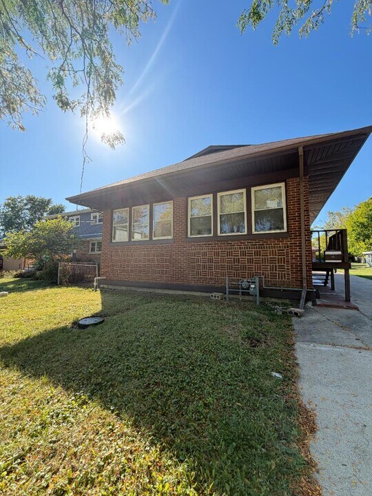 32 S Monterey Ave in Villa Park, IL - Building Photo