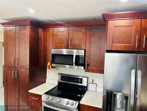 6535 SW 8th Pl in North Lauderdale, FL - Building Photo - Building Photo