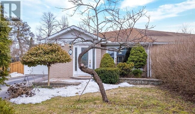 property at 5 McDonald Dr