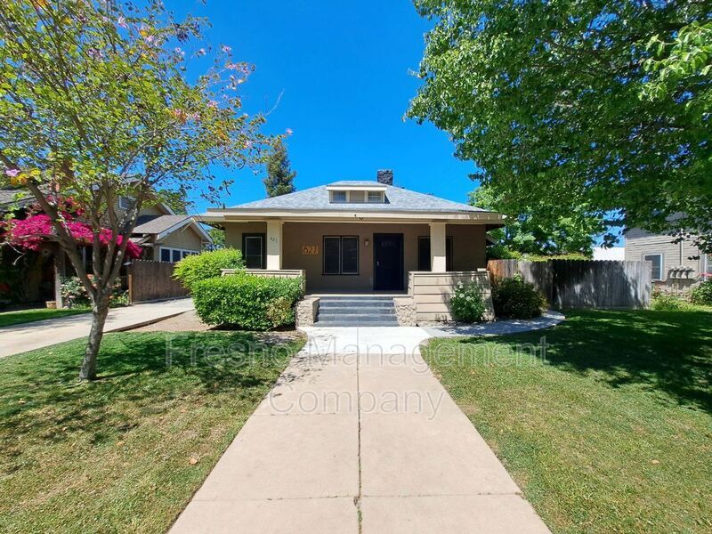 827 E Dudley Ave in Fresno, CA - Building Photo