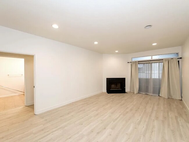 431 S Kingsley Dr, Unit APT 105 in Los Angeles, CA - Foto de edificio - Building Photo