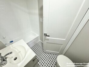 57 Burrell St, Unit #1 in Boston, MA - Foto de edificio - Building Photo