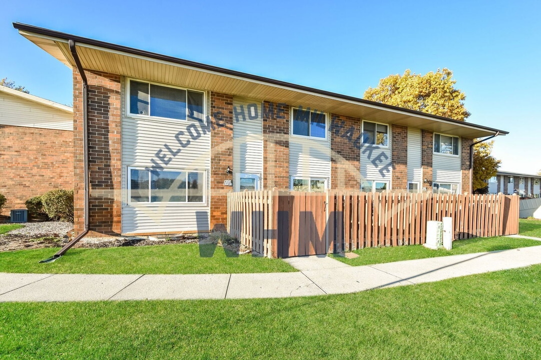 W170S7397 Parkland Dr in Muskego, WI - Building Photo