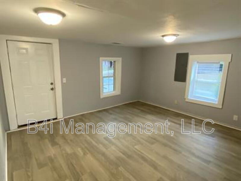 49 Reynolds St in Newnan, GA - Building Photo