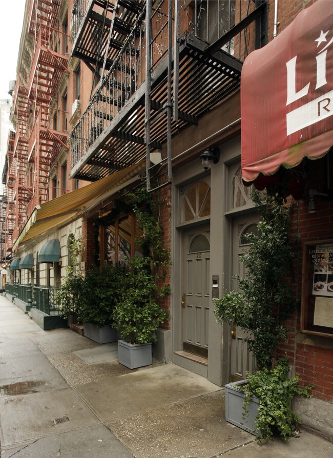28 Cornelia St in New York, NY - Building Photo - Building Photo