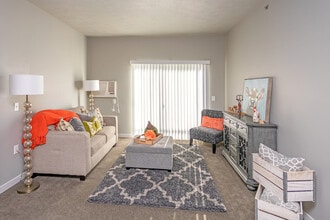 The Oaks in Watertown, SD - Building Photo - Interior Photo