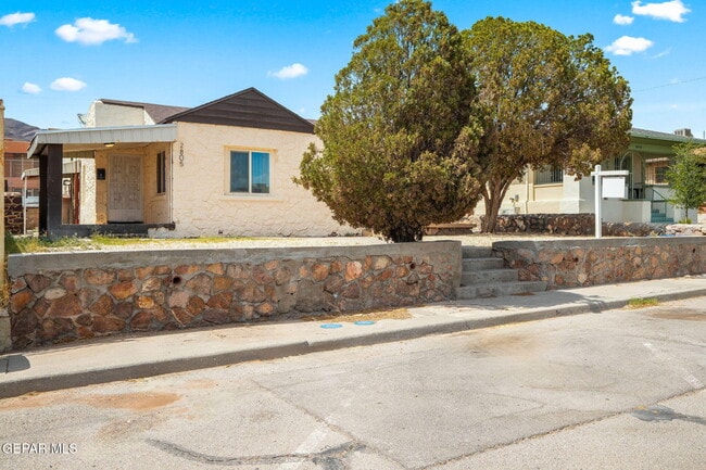 property at 2805 Grant Ave