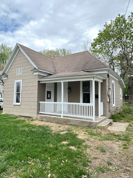 2216 N Rogers Ave in Springfield, MO - Building Photo