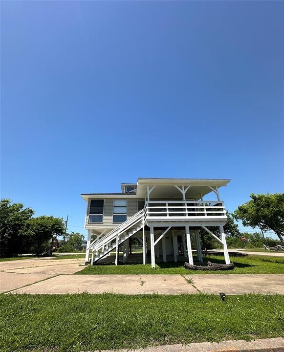 1107 Sunset Dr in Dickinson, TX - Building Photo