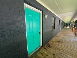 235 Corona St, Unit 302 in Winston-Salem, NC - Foto de edificio - Building Photo