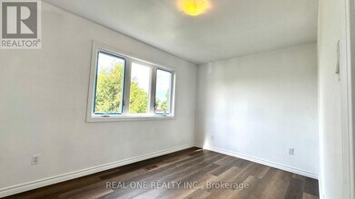 56 Skylark Dr in Hamilton, ON - Building Photo - Building Photo