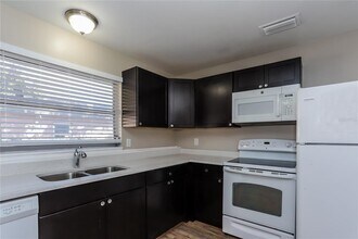 5763 Crestmont Ave in Clearwater, FL - Building Photo - Building Photo