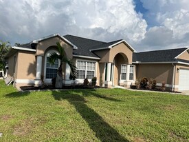 18561 Olive Rd in Ft. Myers, FL - Building Photo