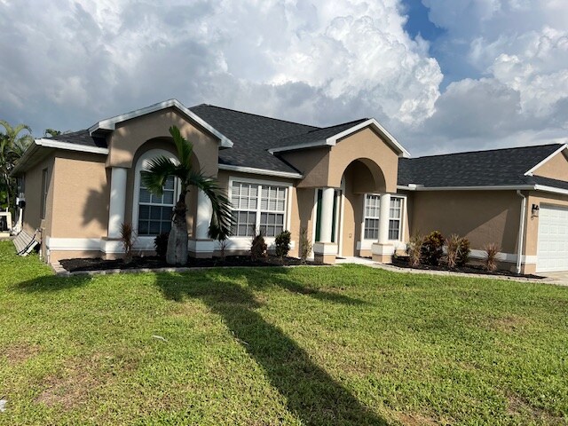 18561 Olive Rd in Ft. Myers, FL - Building Photo