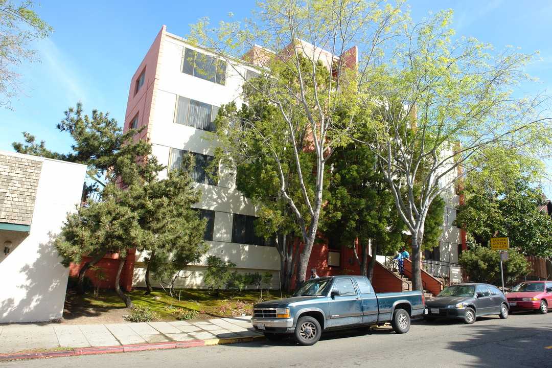 Lawrence Moore Manor in Berkeley, CA - Foto de edificio