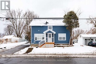 81 Queen St in Smiths Falls, ON - Building Photo