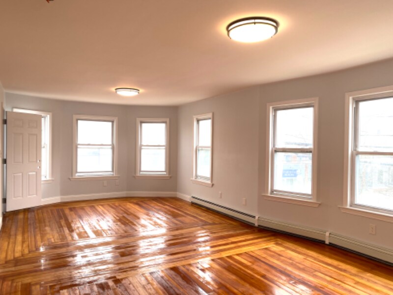 202 Pine St in Attleboro, MA - Building Photo