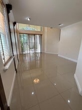 5500 NW 113th Ct in Doral, FL - Foto de edificio - Building Photo