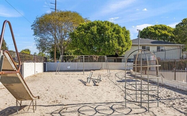 682 W Hemlock St in Port Hueneme, CA - Building Photo - Building Photo
