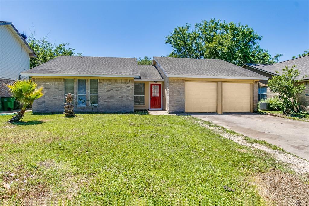 1308 Clover Dr in Angleton, TX - Building Photo